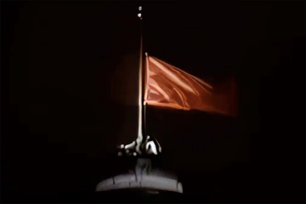 Спуск красного флага в Кремле