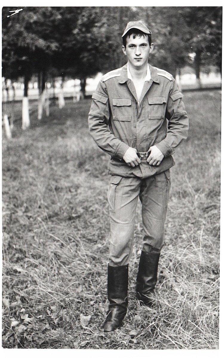 г. Васильков, ВАТУ, 1992 год. Форма хоть и не парадная, но на тот момент настоящий писк моды. 😄