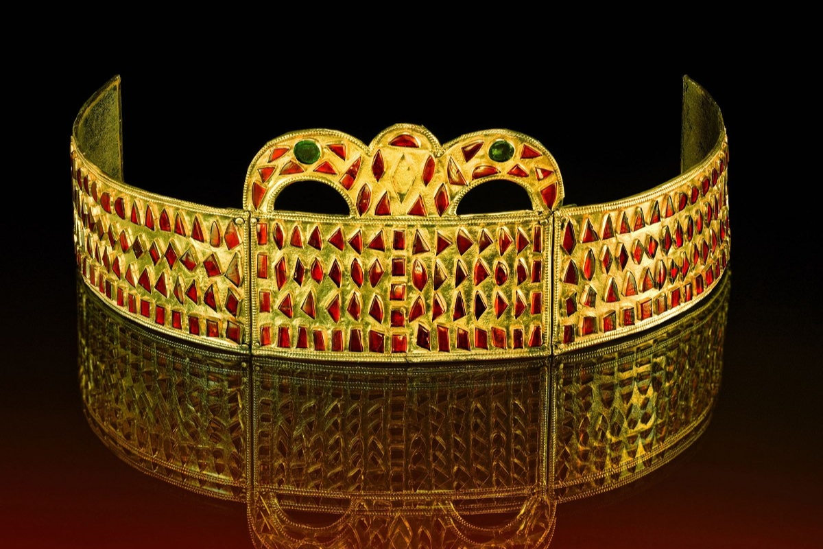 «Керченская корона», Крым, конец IV — первая половина V века н.э., золото, гранаты, длина 34,2 см © Римско-германский музей, ФРГ