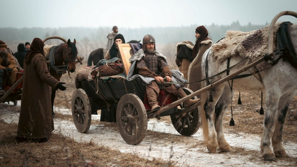 Кадр из сериала. В движении и в дороге «Князь Андрей» часто выглядит убедительнее, чем в подчеркнуто торжественных сценах.