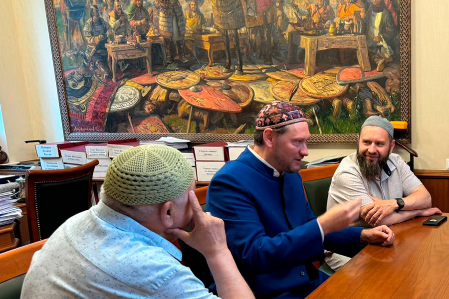 Дамир Мухетдинов (в центре) в своем кабинете, а за его спиной картина И. К. Акхигитова «Пир монгольских военачальников Чингисхана во главе с Джэбэ и Субэдэем после победы над объединенным русско-половецким воинством на Калке 31 мая 1223 года»
(Фото: Духовное управление мусульман Российской Федерации)