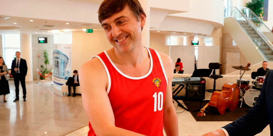 В конце марта министр просвещения Сергей Кравцов-Браун дал интервью проекту Вячеслава Манучарова «Эмпатия Манучи»