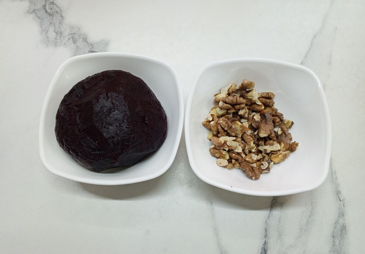 Запеченая свекла, очищенная и подсушенные ядра грецкого ореха