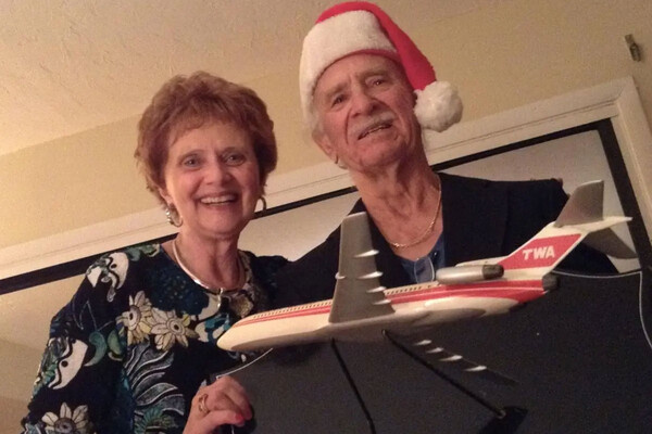    Командир Ричард Петерсон с выжившей пассажиркой Джанет Чаффи спустя годы после аварии / The Orange County Register