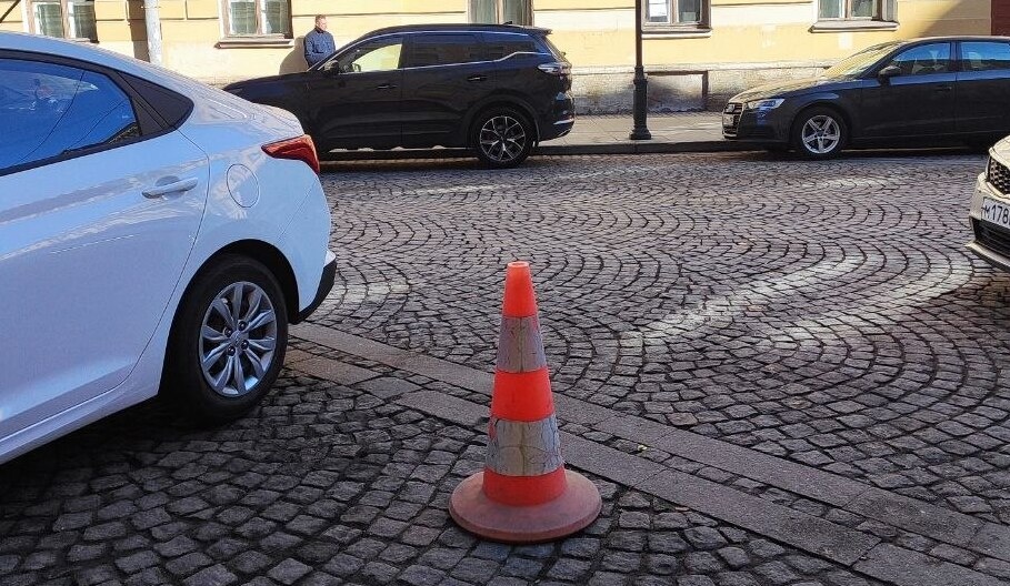 Самозахват парковок в Петербурге: юрист объяснил, когда «столбики» незаконны и куда жаловаться