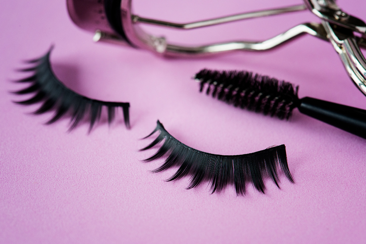 Оформить СГР на клей для наращивания ресниц можно в компании  УФАСЕРТ -  у экспертов в сертификации!