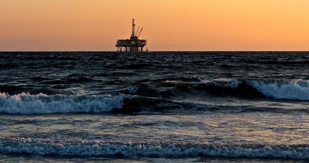 Открытие Ормузского пролива грозит снятием с паузы нефтяных санкций