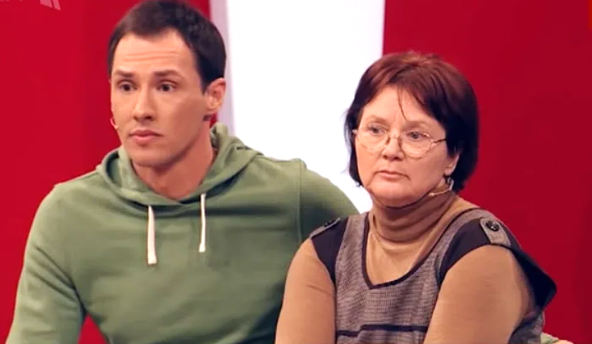 Так бы и осталась "в тени", если бы ни сын, который прославился на ТВ. Что известно о матери ведущего Тимура Еремеева?