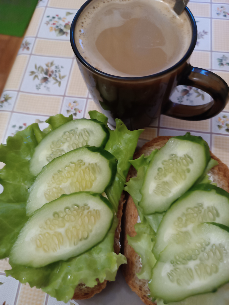 Бутерброды из отрубного хлеба, сыр творожный, листья салата, огурец, кофе 