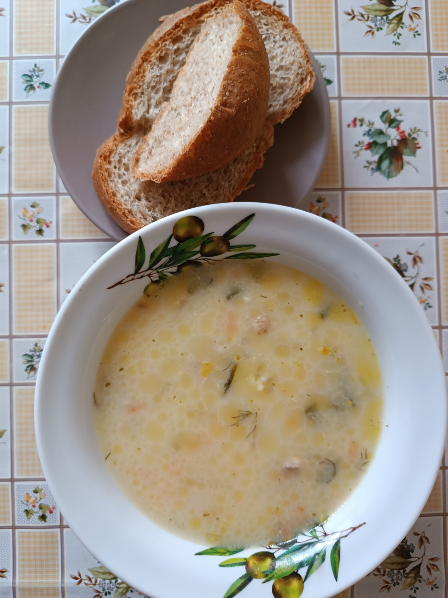 Сырный суп с отрубным хлебом 