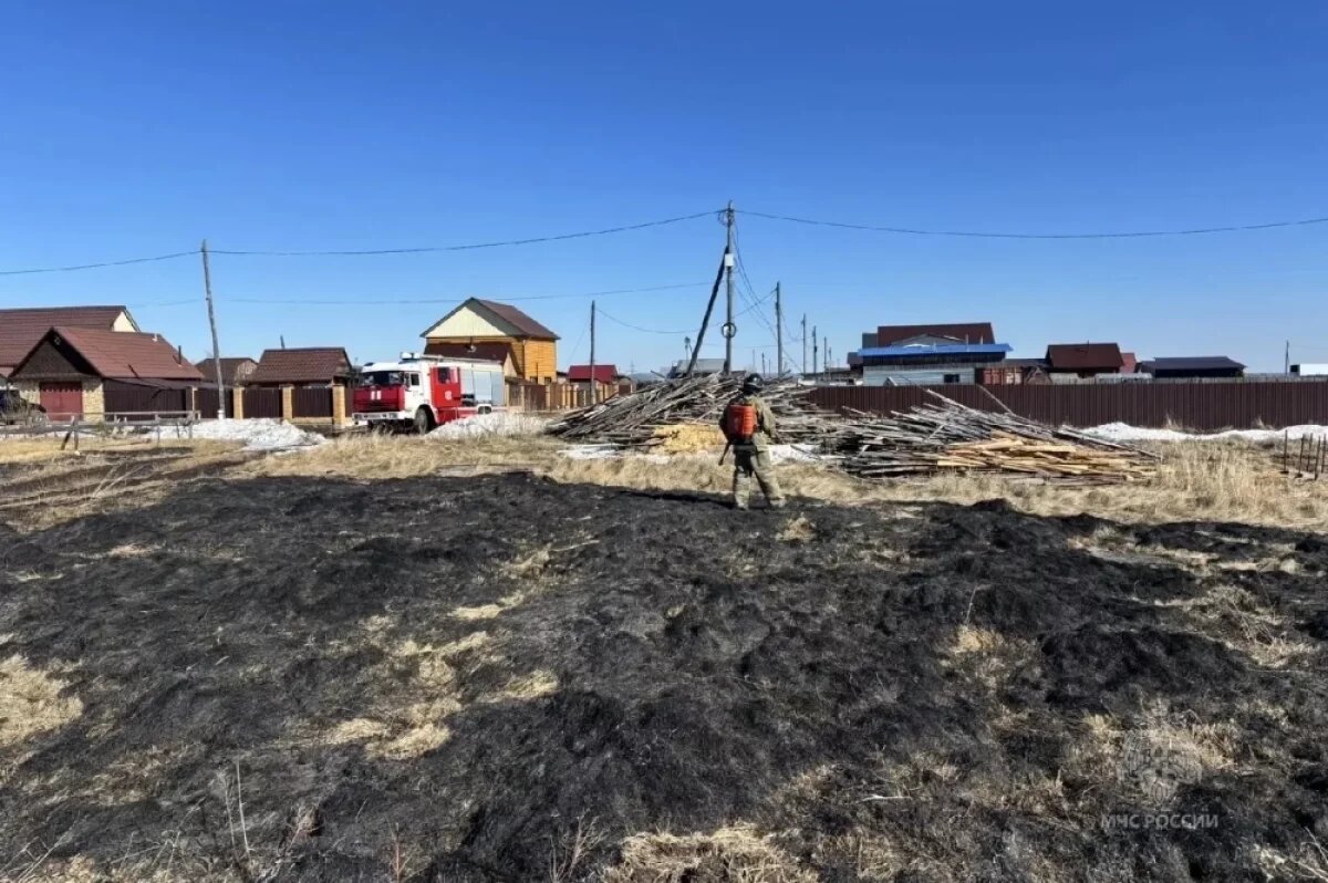    В Красноярском крае за сутки ликвидировали три пожара сухой травы