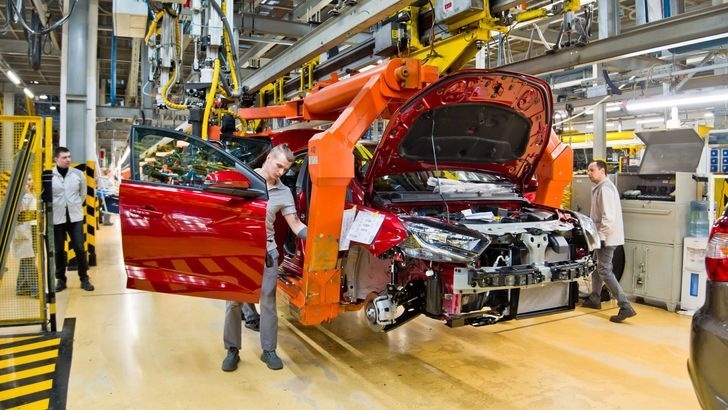    Сборочный конвейер грузовиков КамАЗ — завод готовится к четырехдневной рабочей неделе из-за падения продаж