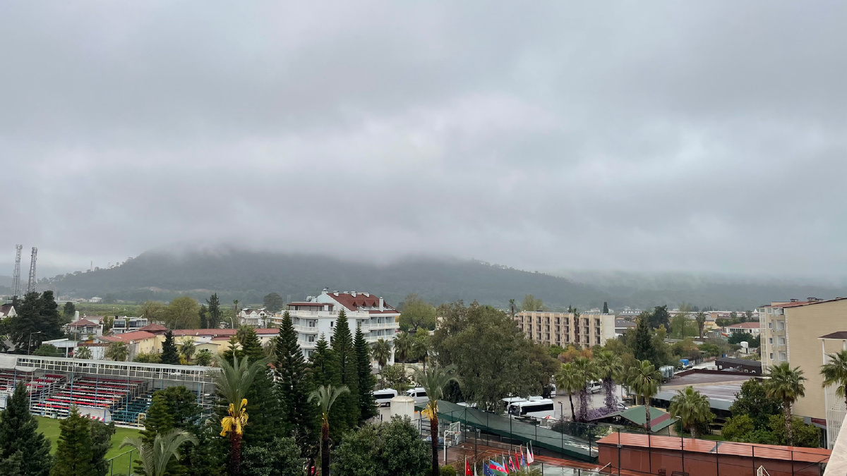 Тучи спустились на город