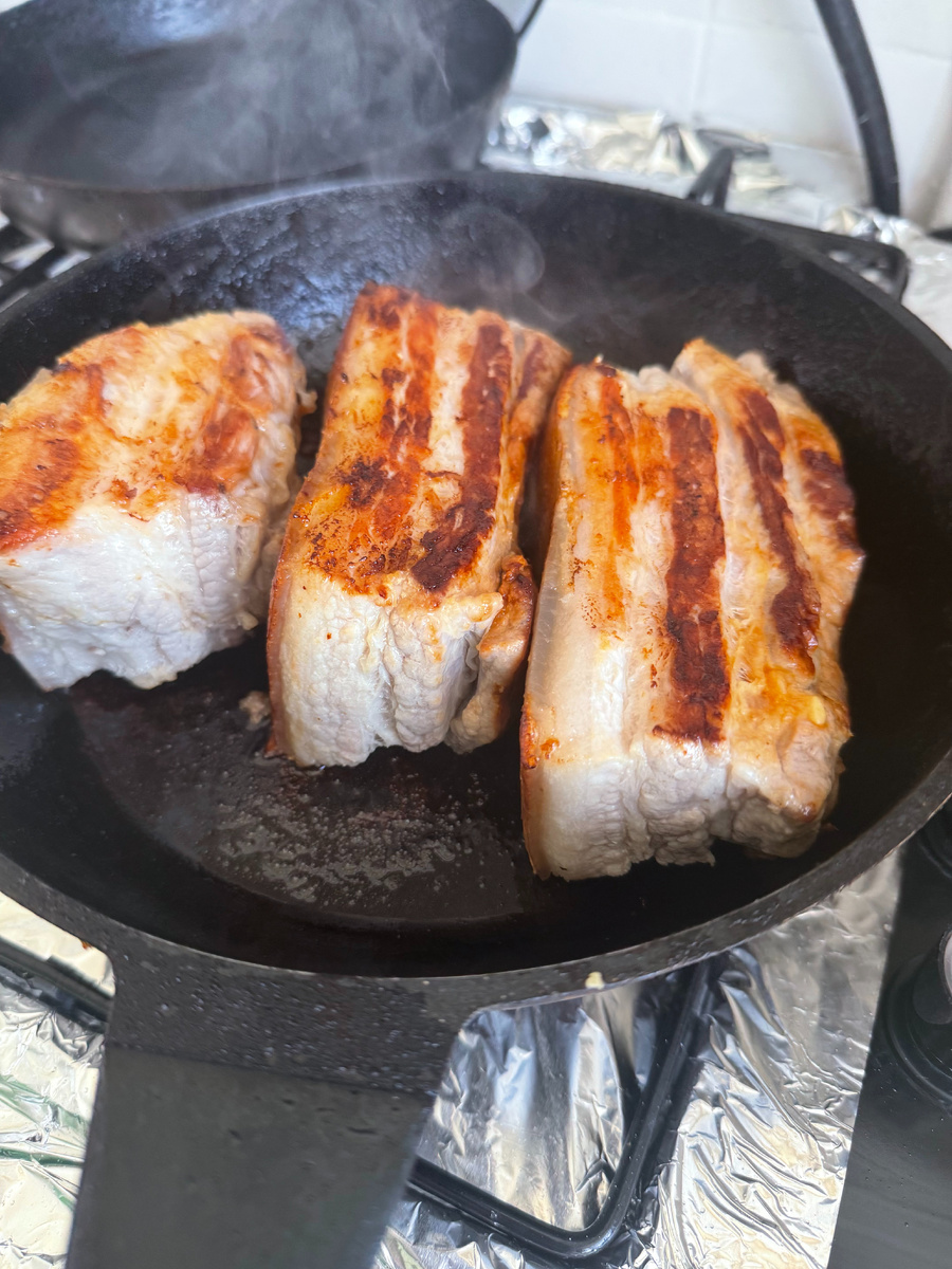 Жир будет сильно брызгать, поэтому накрывайте крышкой или застелите плиту фольгой