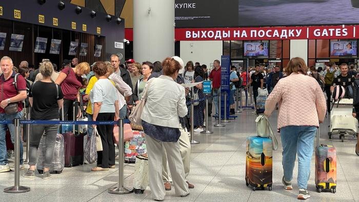 В двух аэропортах юга России одновременно закрыли небо