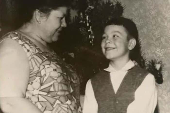 Сергей Селин в детстве с мамой.