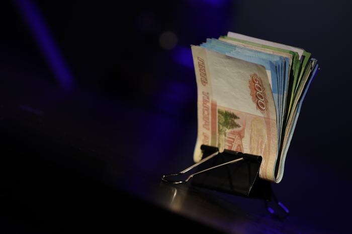 Средняя зарплата россиян в 2025 году перешагнула отметку в 100 тысяч рублей