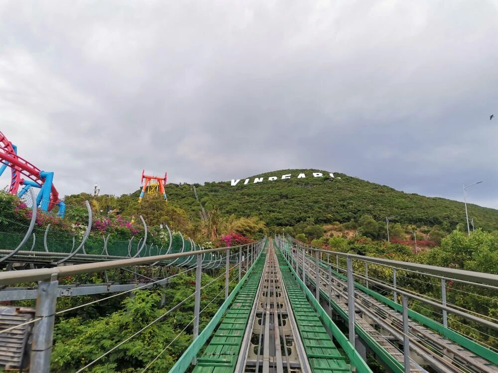 Надпись на горе Vinpearl