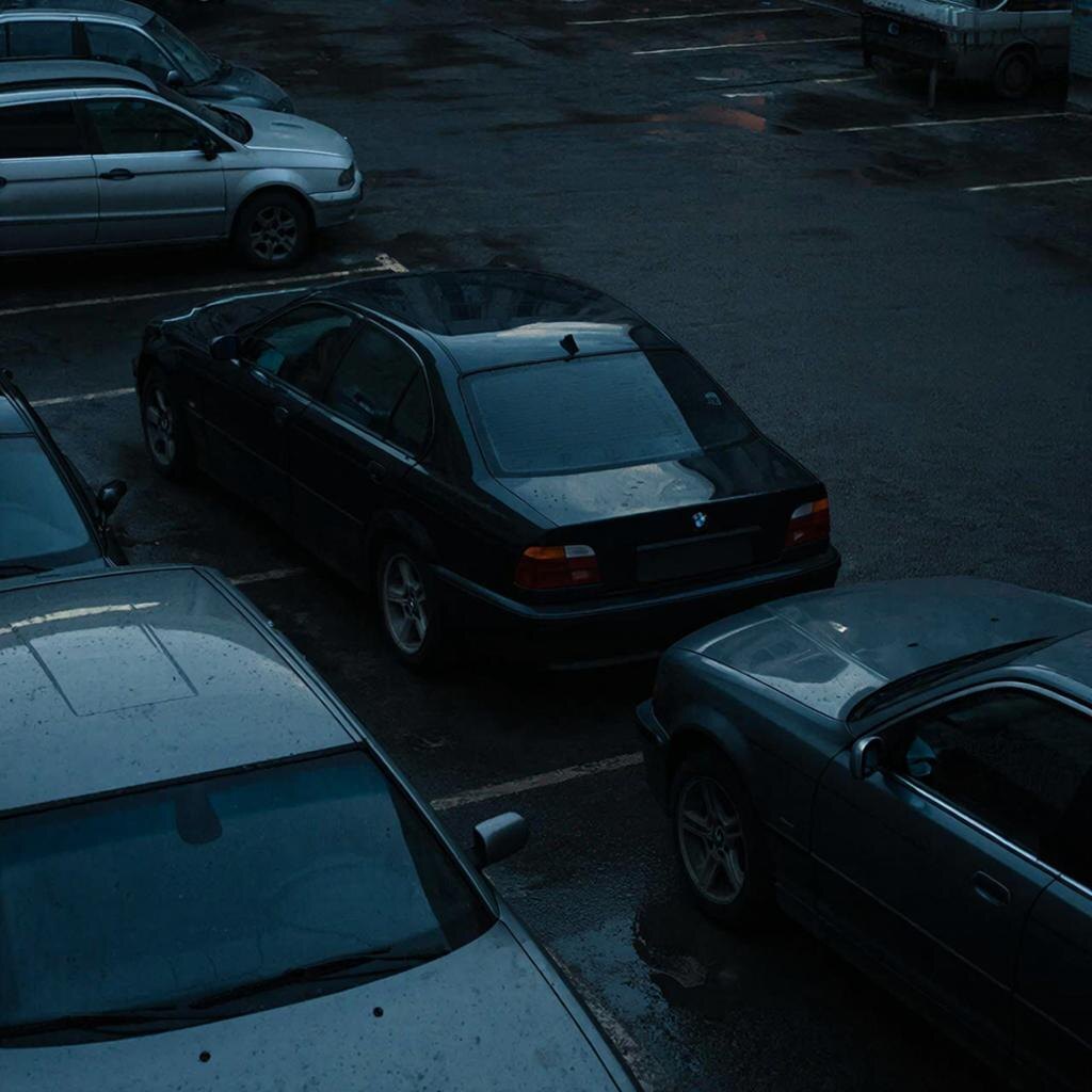 Вечерняя парковка во дворе