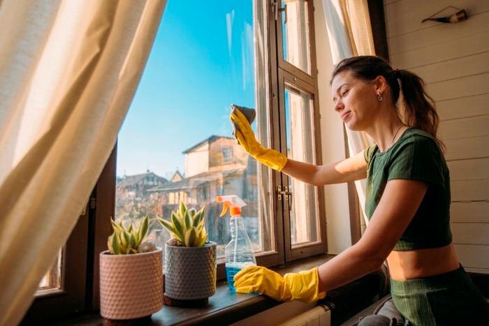 Моем окна без разводов — топ советов от профессионалов. Обложка © Shutterstock / FOTODOM / Grusho Anna, © Gemini Nano Banana