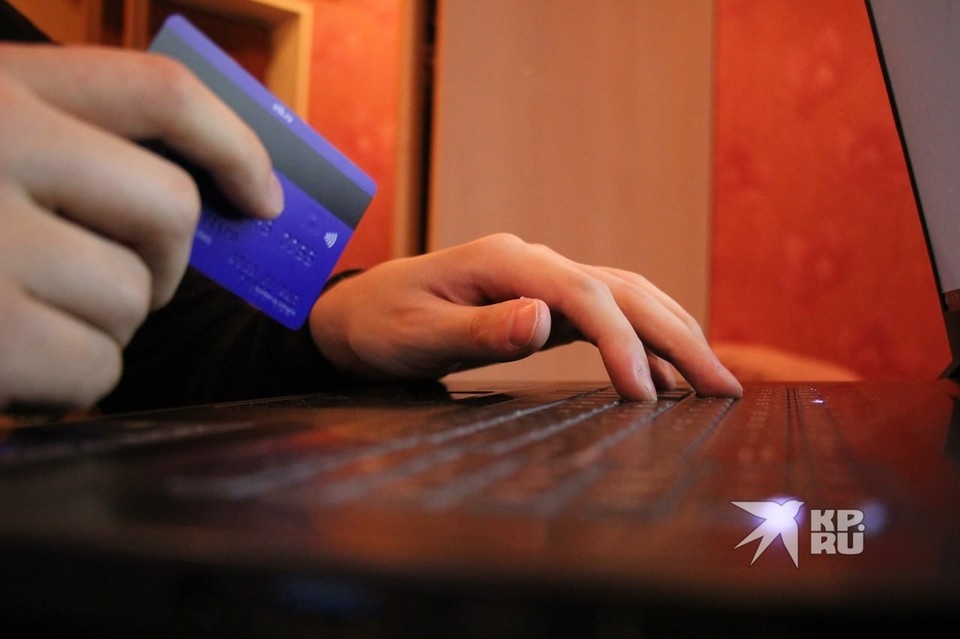    Бывший менеджер банка нашел в офисе забытую карту и в течение 4-х месяцев тратил с нее деньги Алексей БУЛАТОВ