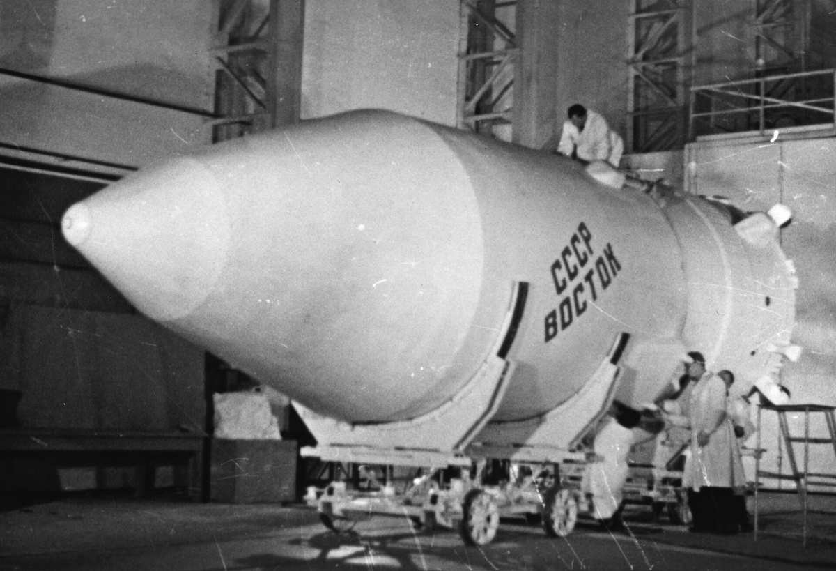 Космический корабль-спутник «Восток». Иллюстрация из книги «Юрий Гагарин. Дорога в космос: Записки летчика-космонавта СССР». Москва. 1969. Фонды НТБ ЦМС