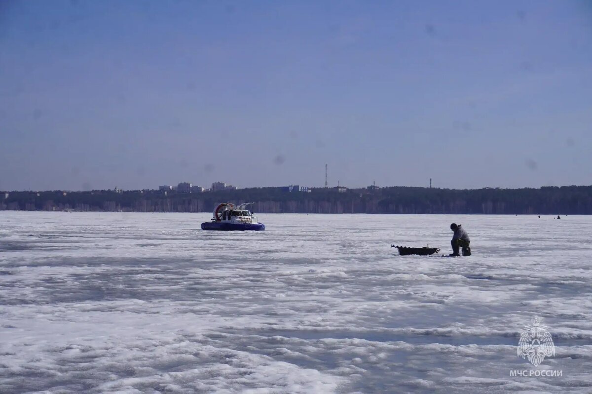    Рейд с использованием катера на воздушной подушке на акватории Белоярского водохранилища. Фото: пресс-служба регионального ГУ МЧС