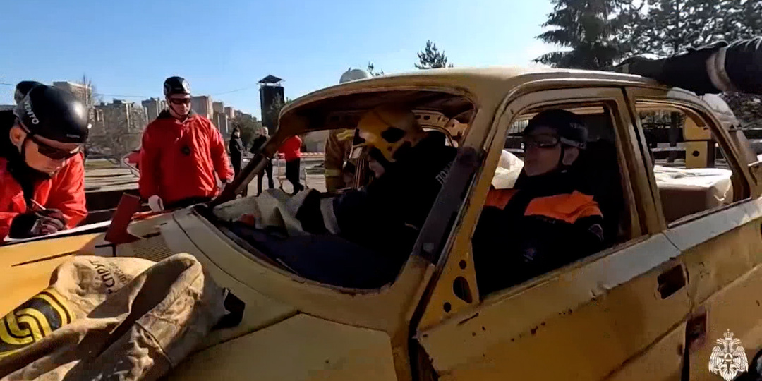 Петербургские спасатели соревнуются в ликвидации последствий автокатастроф