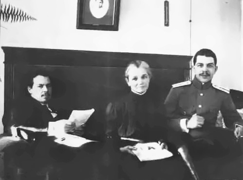Николай Вавилов с братом и материю в 1915 году.