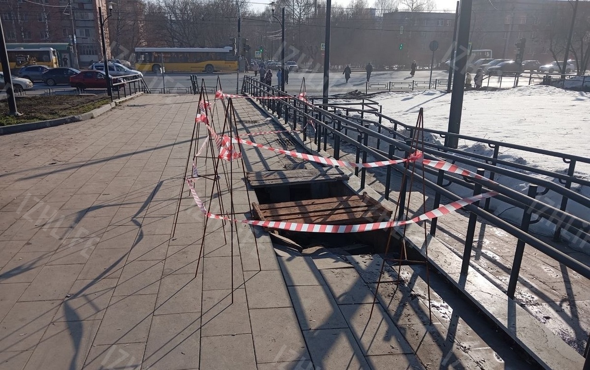    Фотофакт: тротуар провалился на Аллее счастья в Ижевске