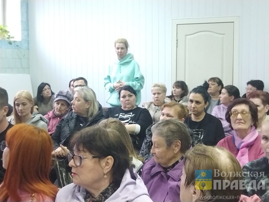     Жители новых микрорайонов Волжского встретились со своими УК лицом к лицу
