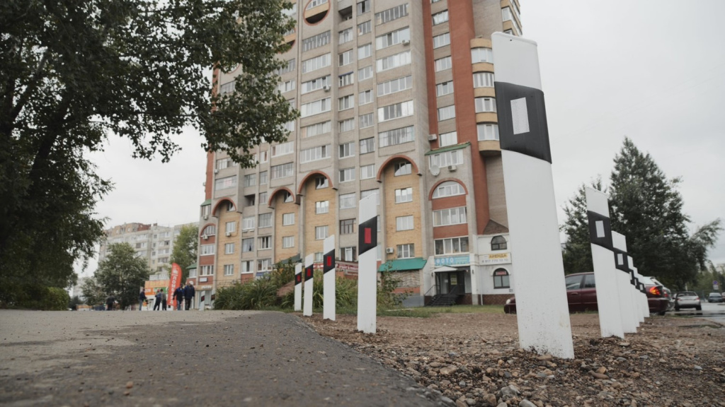 Сигнальные дорожные столбики для ограждения проезжей части вблизи жилых домов