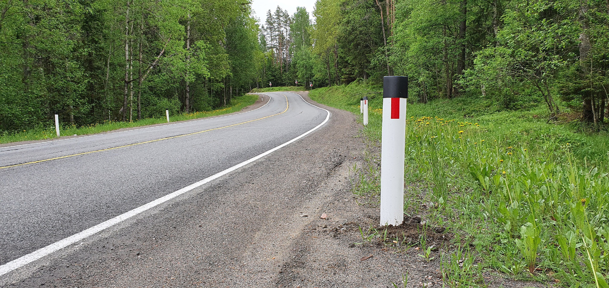Столбики дорожные со светоотражателями для ориентации водителя на извилистых участках дорог