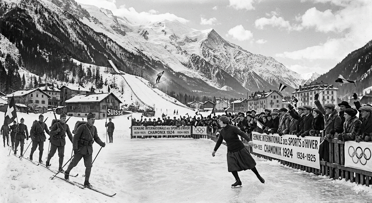 Январь 1924 года. Участники «Недели спорта» в Шамони на фоне Монблана: так рождались зимние Олимпийские игры. Изображение сгенерировано с помощью ИИ.