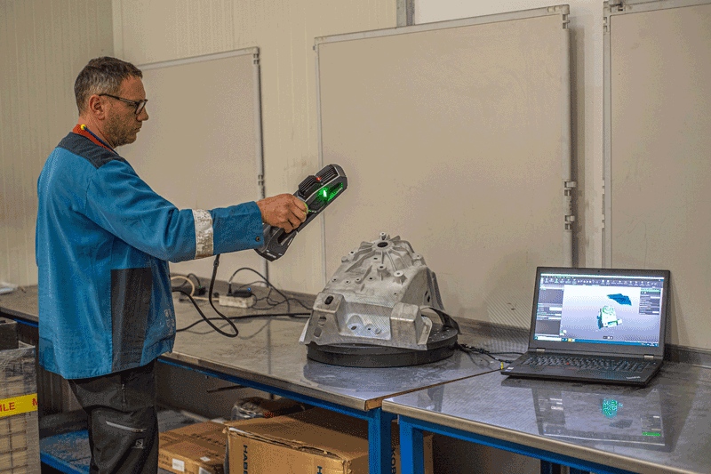 Go!SCAN SPARK сканирует отливку. Полученные данные отображаются в реальном времени в программном обеспечении для 3D-метрологии.
