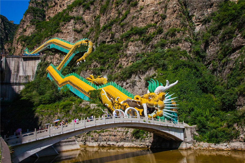 Экскурсионный коридор в форме гигантского золотого дракона: чудо Цзуньи