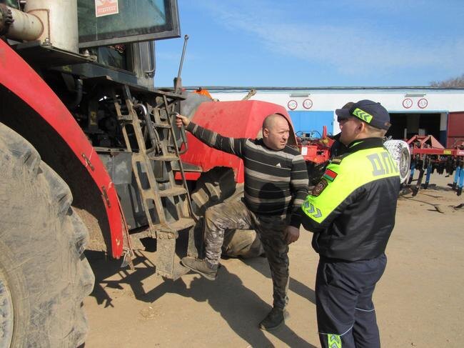 Александр Кухарев лично проверяет исправность «Кировца» под управлением готового к полевым работам механизатора