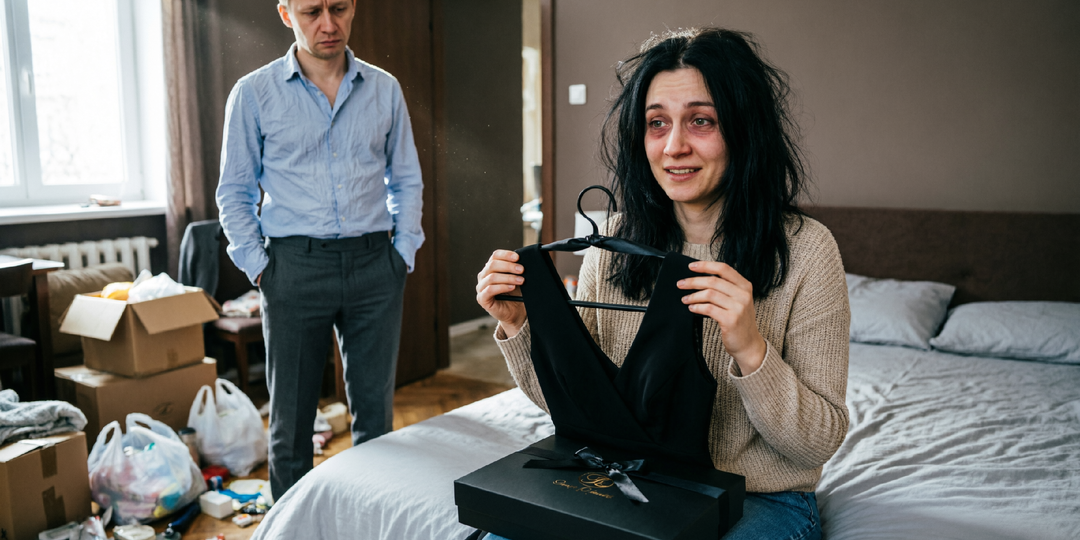 Я зависима от шопинга. Сегодня купила платье, хотя у нас нет денег на еду