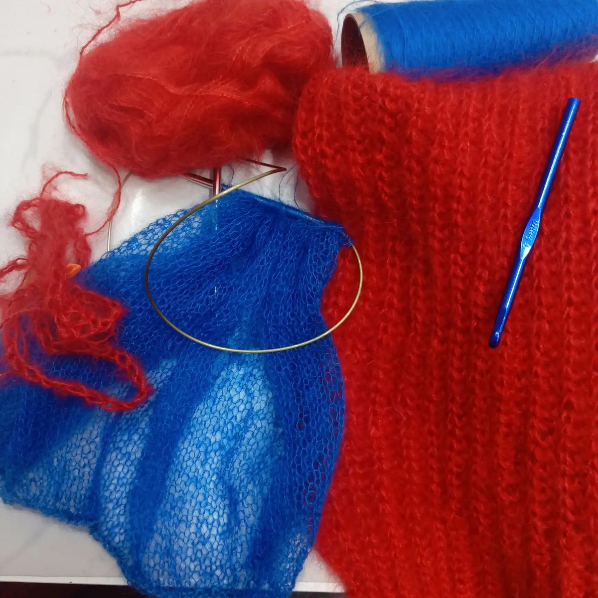 Спицы и крючок. Такие разные, но вместе.