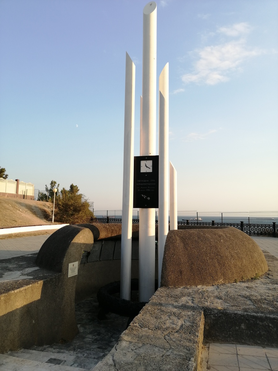 Мемориал погибшим на п/х Адмирал Нахимов. Мыс Дооб.