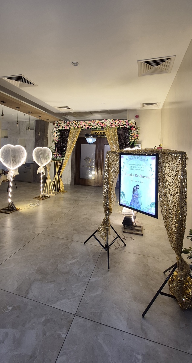 На следующий день свадьба была уже у других людей. И, боже, какие же они все были красивые и нарядные, в особенности - жених и невеста. Жаль, нельзя было сфотографировать. 