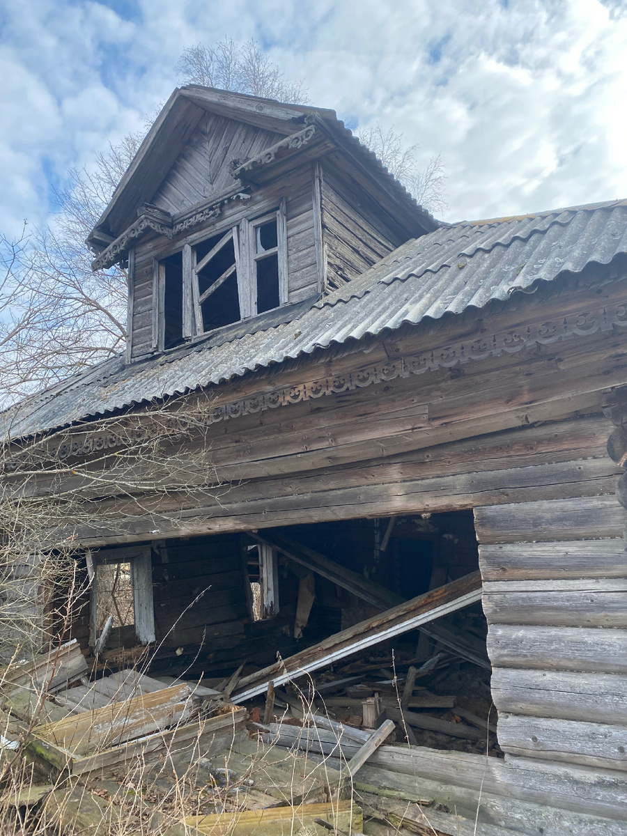 Покинутый дом около д. Бол.Семенково, Большесельского района Ярославской области.