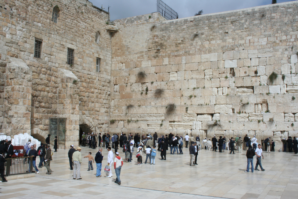 Пятна в центре - на стене, а не наобъективе!