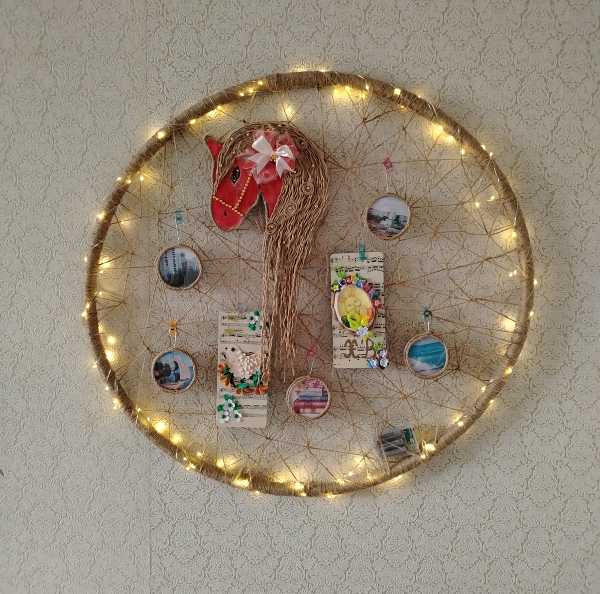 Решила символ года не убирать и мечты на год тоже. Просто добавила две открытки. 