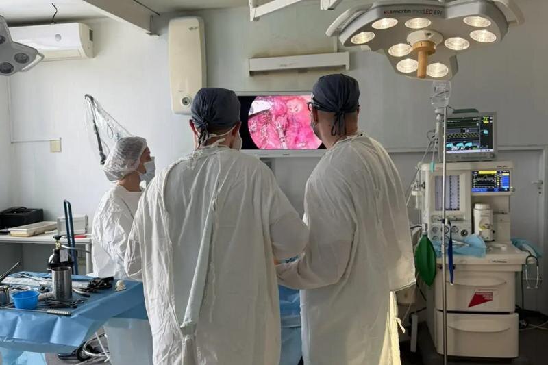    Минздрав Челябинской области. Врачи проводят операцию