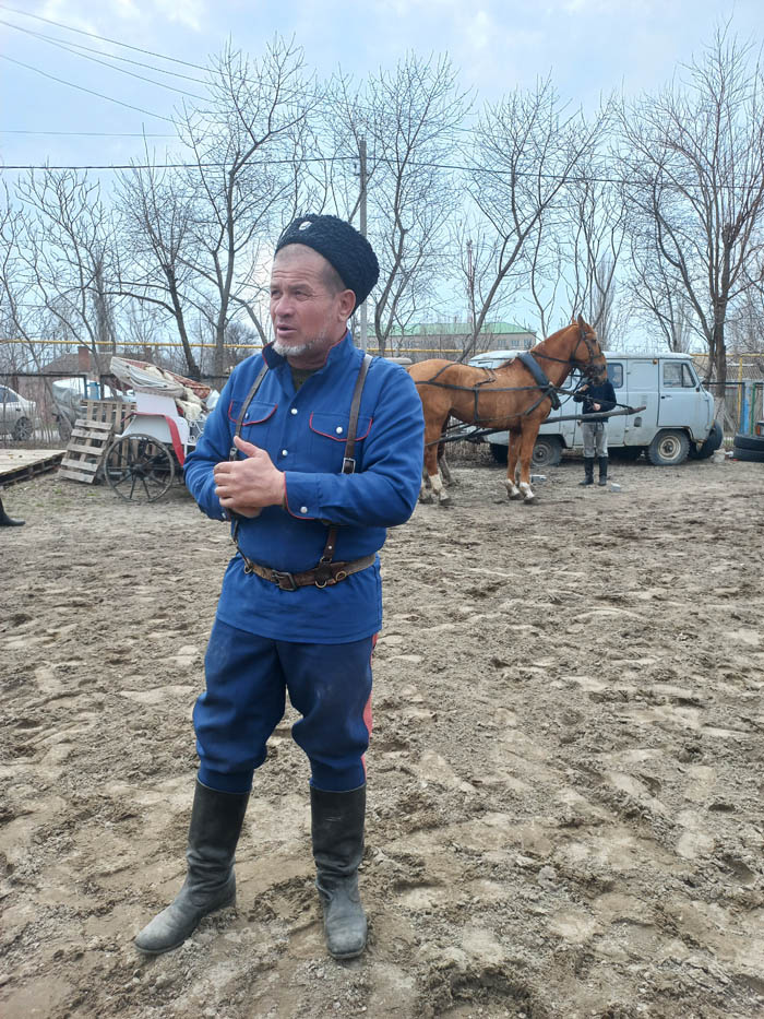    П. А. Дмитриченко, командир конного взвода. Редакция газеты "Наш край"