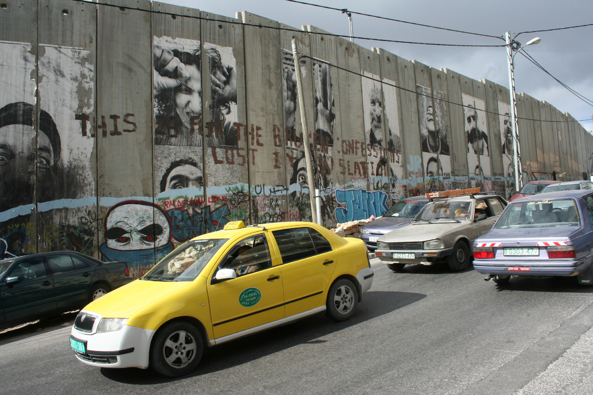 Она за стеной