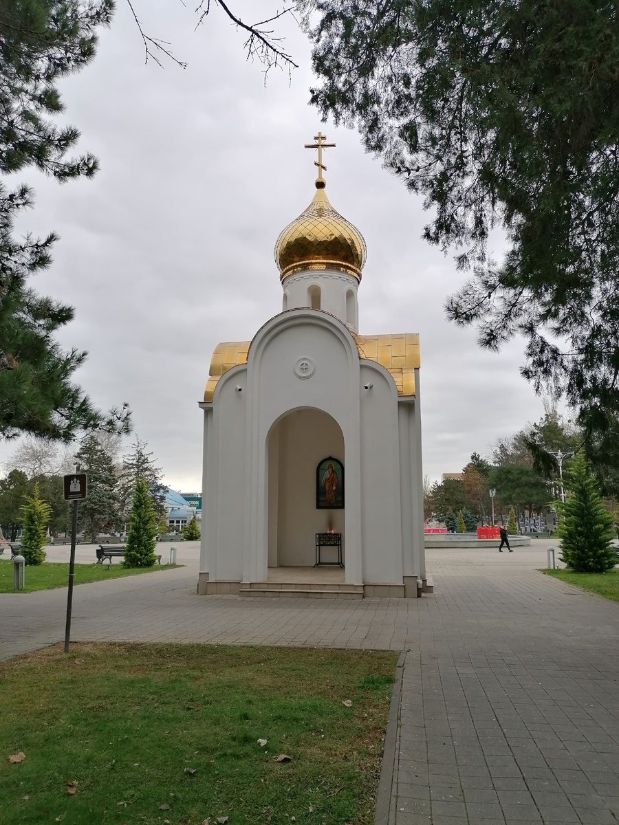 Фото автора. Уютная часовенка, здесь всегда можно свечку поставить, подумать о своём. 