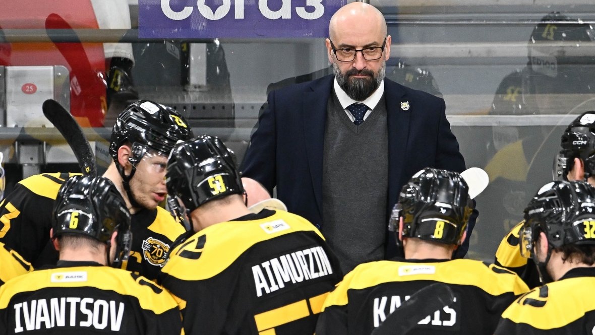    Андрей Козырев и хоккеисты «Северстали».ХК «Северсталь»