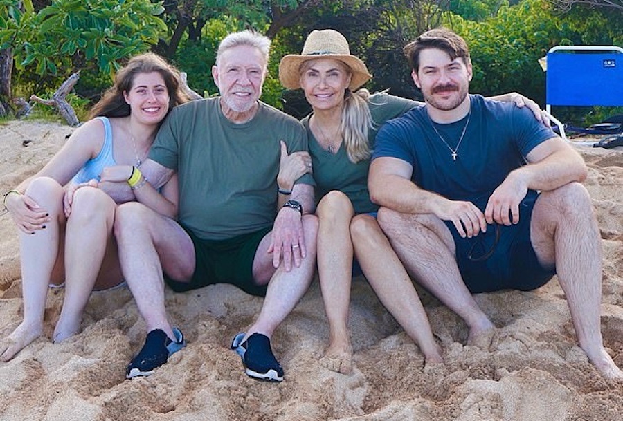 Чак Норрис с женой и детьми